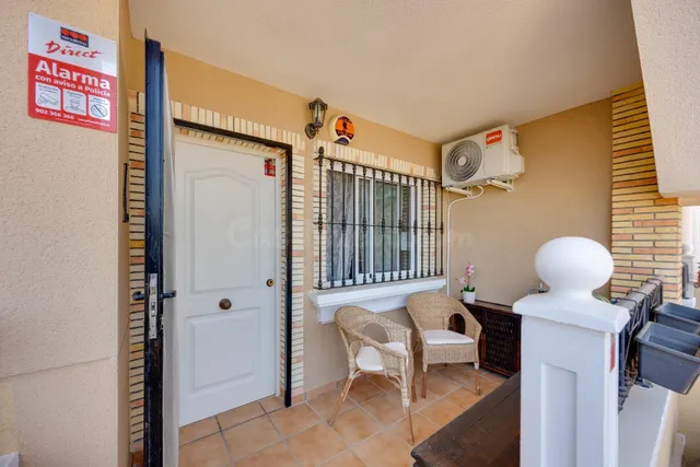 Bungalow de dos dormitorios y piscina comunitaria en Orihuela Costa — 2