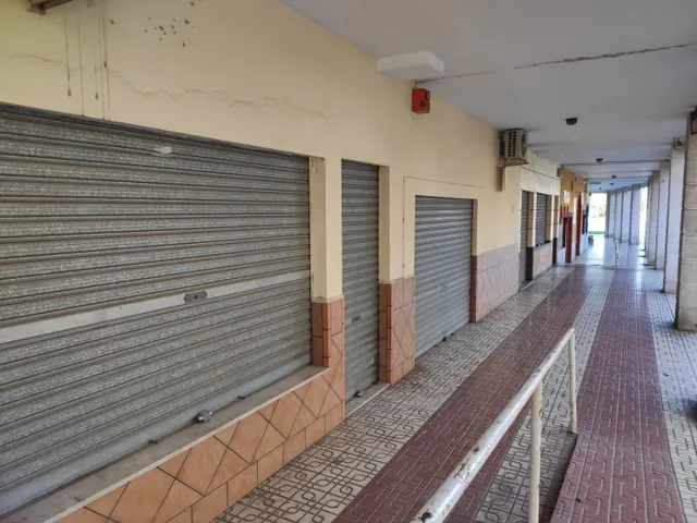 SE VENDEN DOS LOCALES JUNTOS A ESCASOS METROS DE LA AVENIDA DE CÁDIZ. — 9