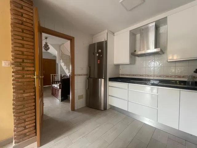 Amplia habitación  en Granada, Ideal para Estudiantes — 7