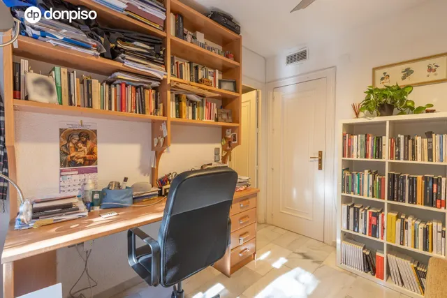 Exclusivo piso señorial con terraza en el Paseo del Salón (Cuesta de Escoriaza), con cochera y trastero. — 44