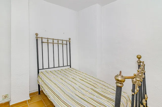 Casa de pueblo en el corazón de Cúllar Vega (Plaza de la Constitución) — 28