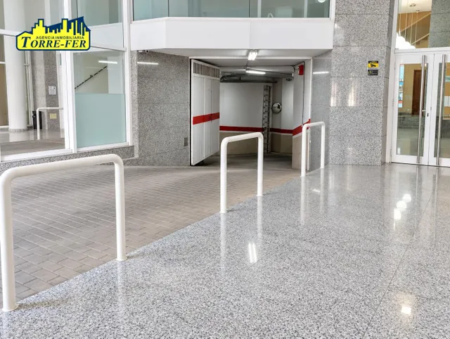 Centrica plaza de aparcamiento en alquiler en puerta de purchena. — 2