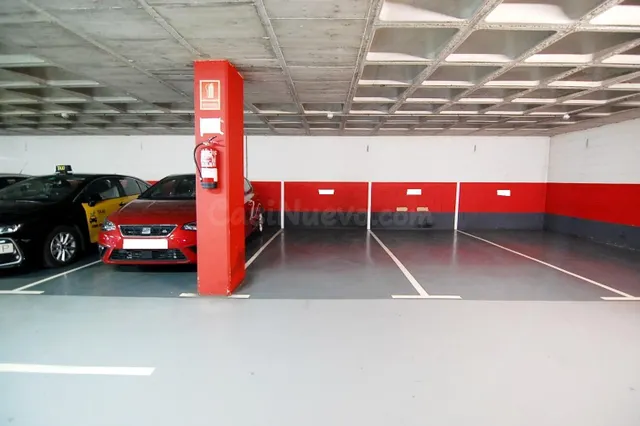 Amplia Plaza de Garaje en Badalona - Seguridad y Comodidad