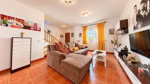 Vivienda unifamiliar de 194 m2 con patio privado y amplio ga - foto 2