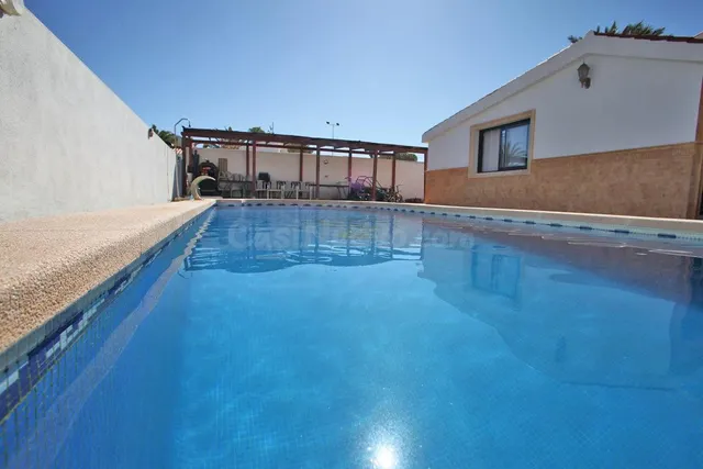 CHALET INDEPENDIENTE CON PISCINA EN LOS ÁNGELES — 4