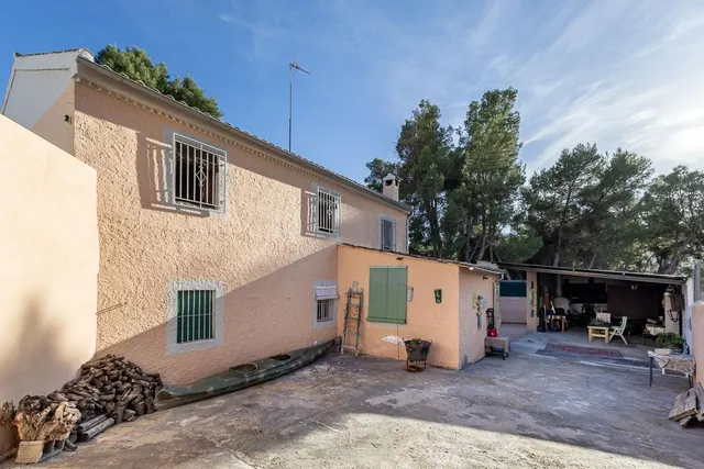 Amplia casa independiente de seis dormitorios a un paso del pantano de los Bermejales — 10