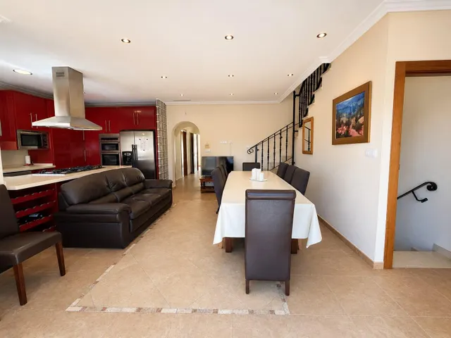 Villa independiente con piscina privada y 6 dormitorios junto a la Laguna Rosa de Torrevieja — 17