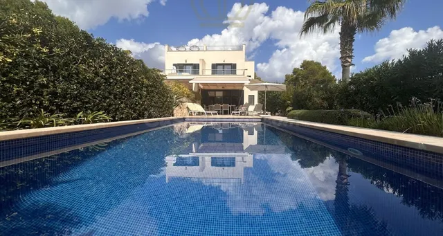 Casa pareada y moderna con piscina, jardín y vistas parciale - foto 2