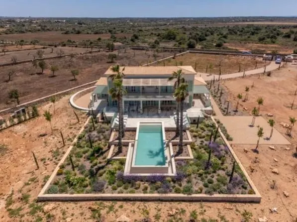 Finca de Arquitectura Atemporal en Cap de Ses Salines – Dise - foto 3