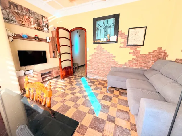 Casa señorial en el centro de Cullera con planta baja (garaje) y dos viviendas independientes. — 50