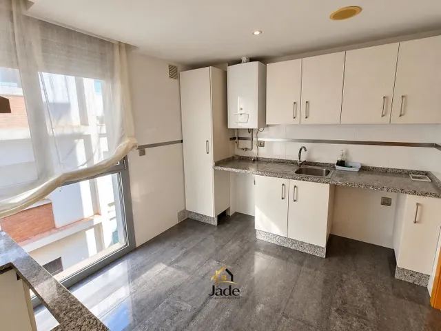 AMPLIO PISO SIN AMUEBLAR EN PLENO CENTRO – 3 DORMITORIOS Y 2 BAÑOS — 6