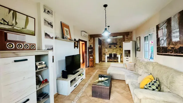 Chalet independiente con piscina, jardín y aparcamiento privado — 13