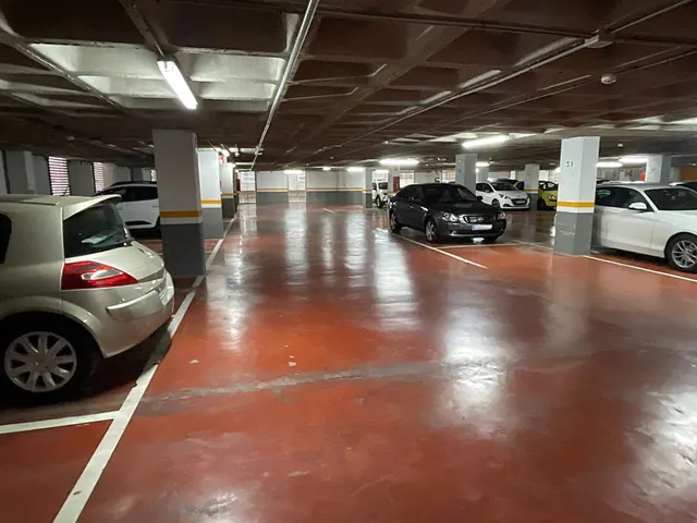 ¡OLVÍDATE DE BUSCAR APARCAMIENTO! PLAZA TOP EN CARRÚS OESTE — 9