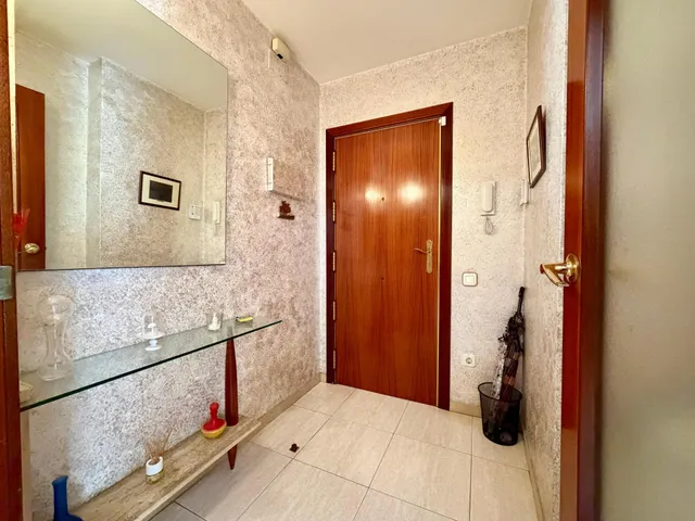 Excelente piso de 4 habitaciones con terraza, plaza de garaje y trastero en Roc Blanc (Terrassa) — 3