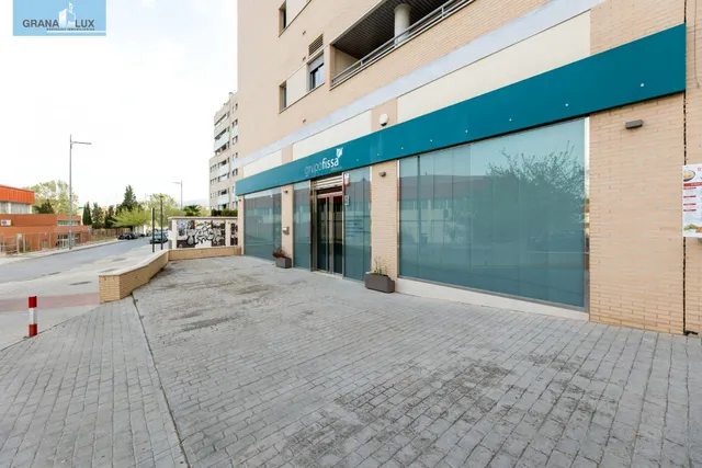 LOCAL COMERCIAL JUNTO AL CAMPUS DE LA SALUD — 27