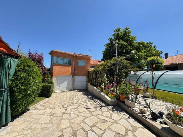 Urbis te ofrece un chalet en venta en la zona de Los Almendros, Villamayor, Salamanca. — 4
