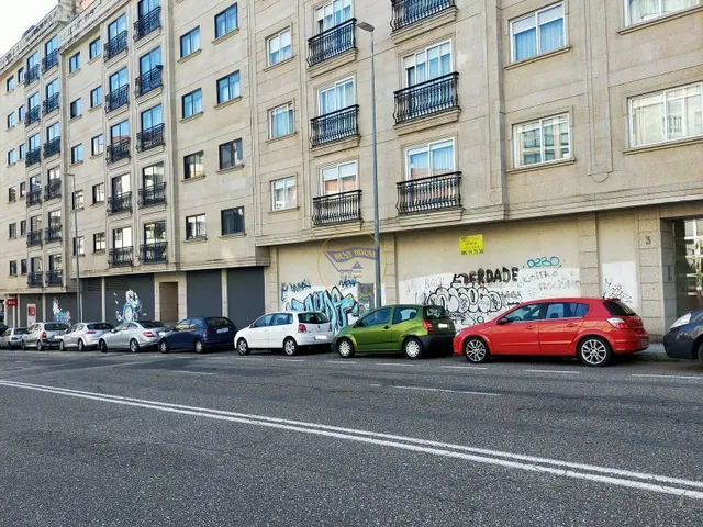 Local lóbrego en el entorno de Hispanidad — 34