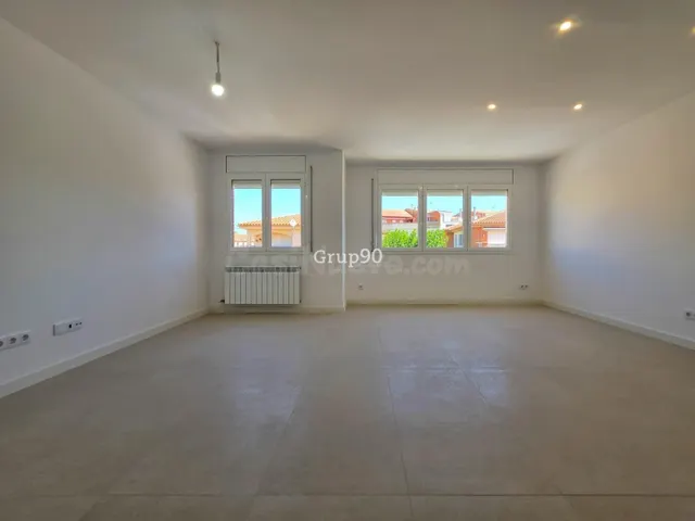 ¡A ESTRENAR! ESPECTACULAR CASA ADOSADA CON GRAN JARDÍN A 20  - foto 2