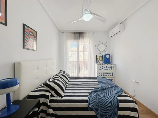 Casa adosada reformada y espaciosa de tres plantas (86 m2) con 3 dormitorios, 2 baños y 1 aseo. Terraza frente, piscina comunitaria, cerca del La Zenia Boulevard y a tan solo 650 m de Playa Flamenca — 20