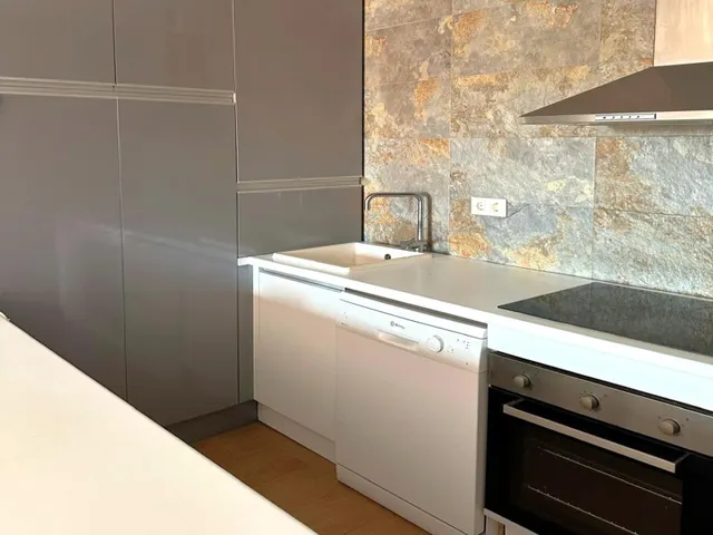 Planta baja moderna (aprox. 63 m2) con 2 dormitorios, 2 baños y amplia terraza/jardín. Gran zona de piscina, cerca del La Zenia Boulevard, ¡y a 15 minutos a pie de la Playa de La Zenia! — 18