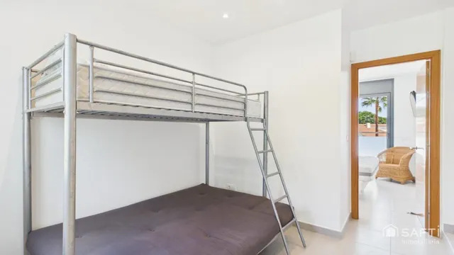Casa moderna con cuatro habitaciones, piscina y garaje — 30