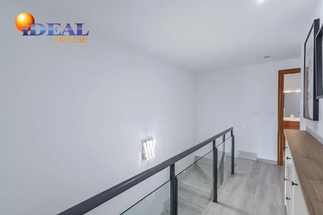 Amplia casa de 182 m2 con patio, gran sótano y a menos de 5 minutos del metro — 25