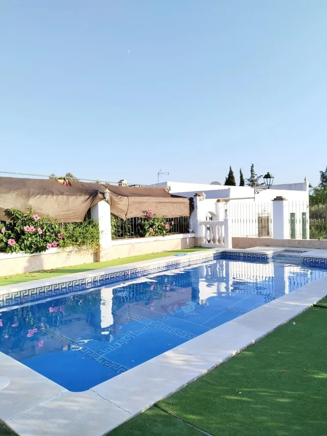 Villa con piscina, 2 naves y licencia para eventos en Urbani