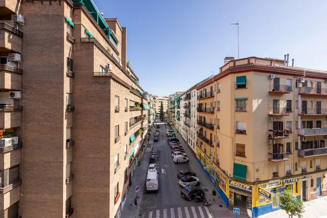 Piso para reformar junto a Plaza Einstein – 3 dormitorios y vistas despejadas — 30