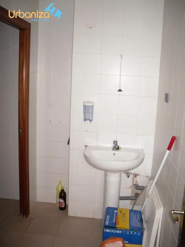 SE VENDE LOCAL DIAFANO DE ESQUINA CON GRANDES CRISTALERAS Y ACONDICIONADO EN  CTRA. OLIVENZA. — 11