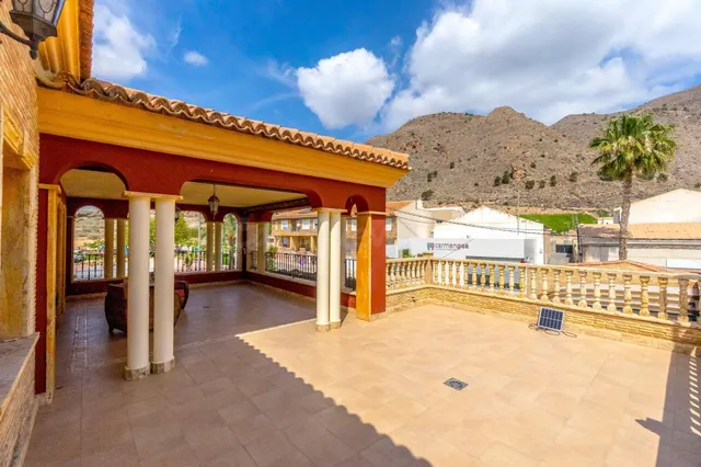 Impresionante villa de 620 metros con piscina, sotano, bodeg - foto 2
