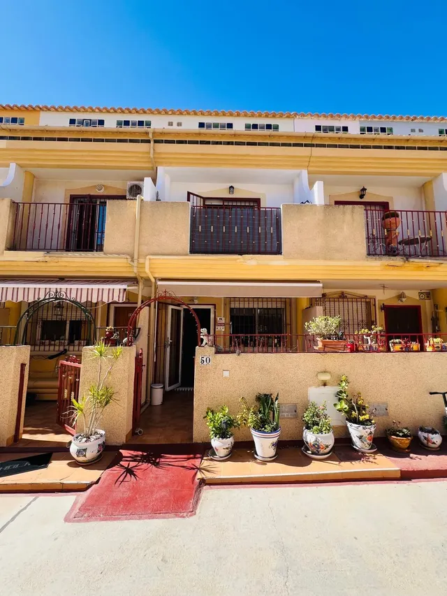 Chalet adosado de 3 dormitorios con garaje y piscina comunitaria en Playa Flamenca — 25