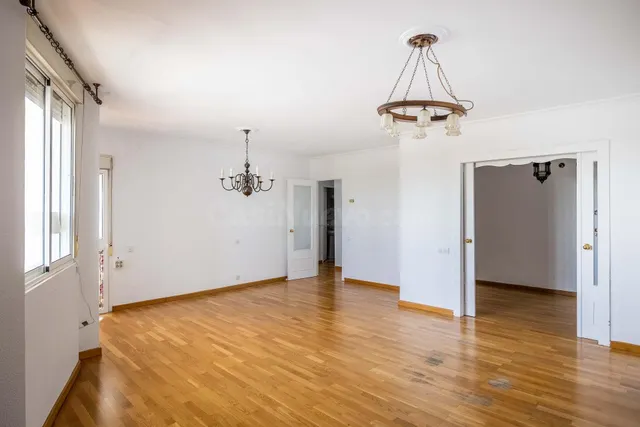 Piso de lujo con terraza acristalada, garaje y trastero en S - foto 2