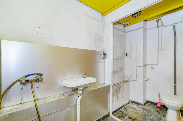 Local en Camino de Ronda 132D con posibilidad de cambio de uso a vivienda — 14