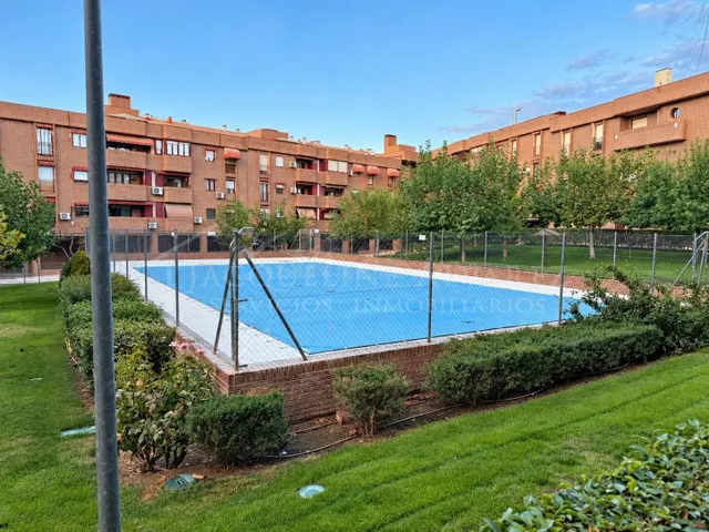 PISO DE 3 DORMITORIOS EN URBANIZACION CON PISCINA - foto 3