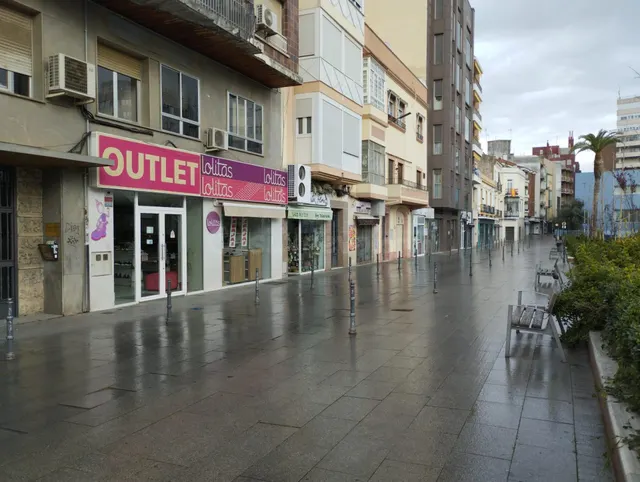 Amplio local en el centro de Badajoz - foto 2
