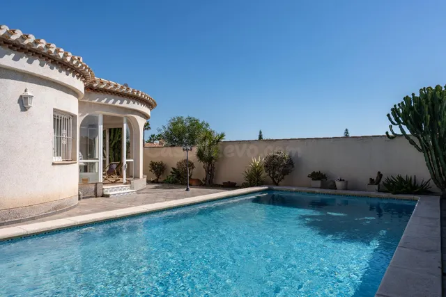 CHALET EN PLANTA BAJA CON 3 DORMITORIOS, GARAJE Y PISCINA EN - foto 3