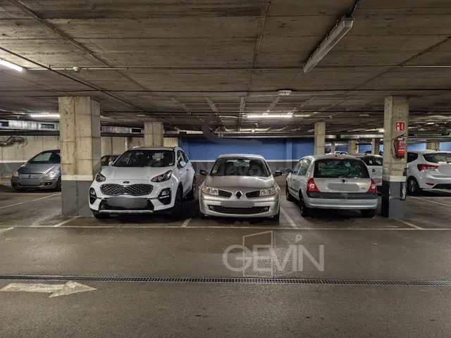 Parking en venta a un paso del Parque Central y el Paseo de  - foto 2