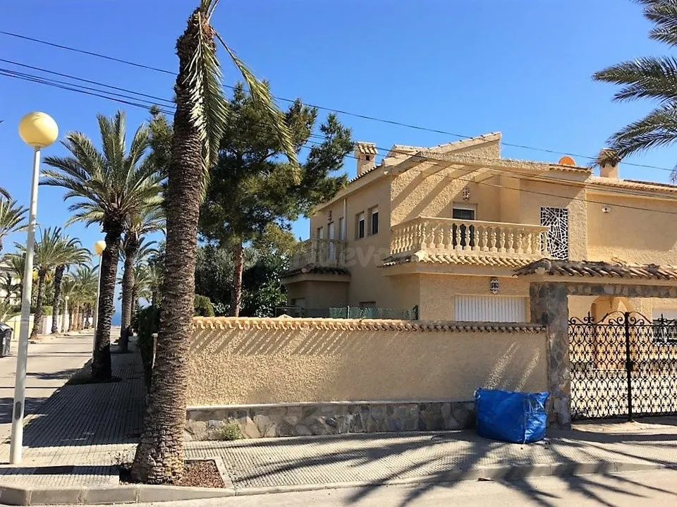 Casa espaciosa con chimenea