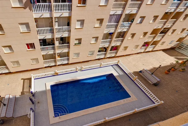 Apartamento de 2 dormitorios con piscina comunitaria en Torrevieja — 23
