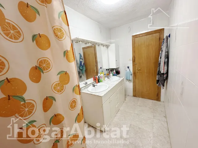 Chalet en residencial con  garaje y terraza, todo amueblado — 20