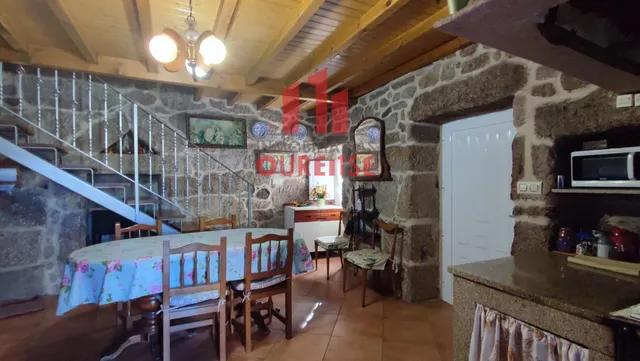 CASA DE PIEDRA CON PATIO Y TERRAZA CON BUENAS VISTAS EN LA ZONA DE CASTRELO. — 3