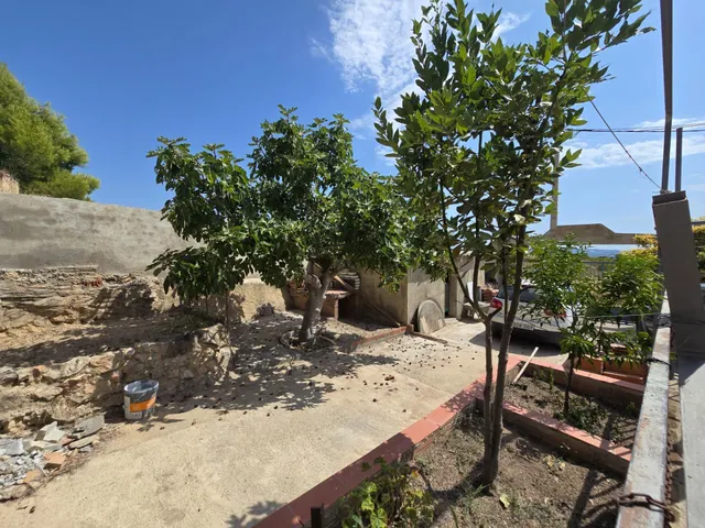casa rodeada de zona verde — 37