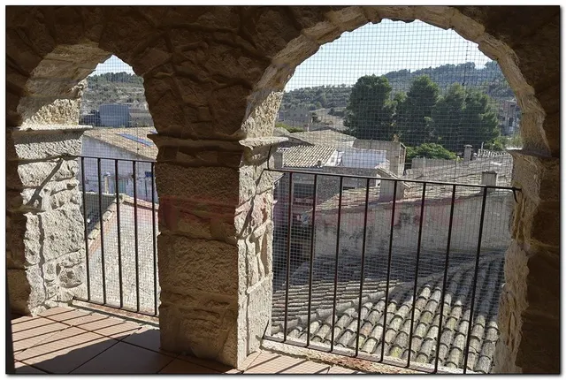 CASA DE PIEDRA ESQUINERA DE 257 M2 PRCTICAMNTE REFORMADA DE 