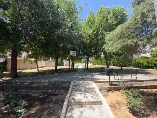 Vive en Simón Verde: Casa pareada con patio, garaje cubierto, piscina y el metro a un paso. — 39