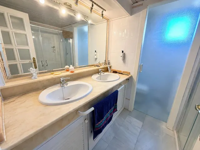 Apartamento con una gran terraza esquinera en  la urbanización Arpón II, en el kilómetro 4 de La Manga del Mar Menor. — 22
