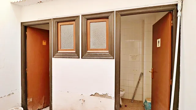 ¡Descubre tu nuevo espacio de trabajo en el corazón de la ciudad! Presentamos un local de dos planta — 12