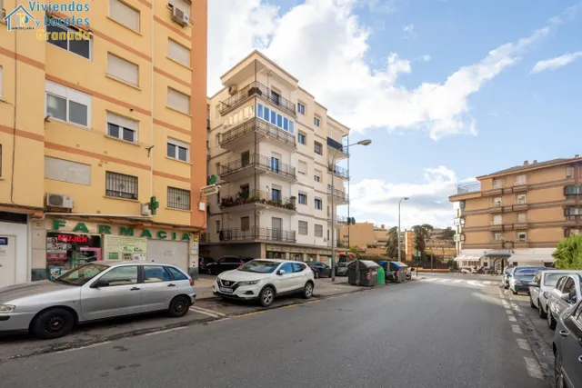Localazo en esquina con mas de 30 de fachada. Avd de Dilar junto ambulatorio del Zaidín — 17