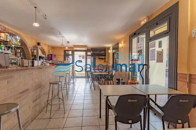 BAR DELANTE DE LA TORRE VELLA DE SALOU — 7