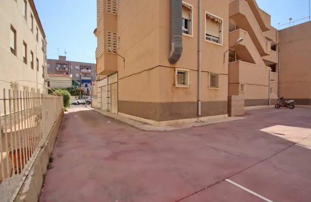Local con terraza enorme, donde se encuentra 3 negocios en Santa Pola!!! — 5
