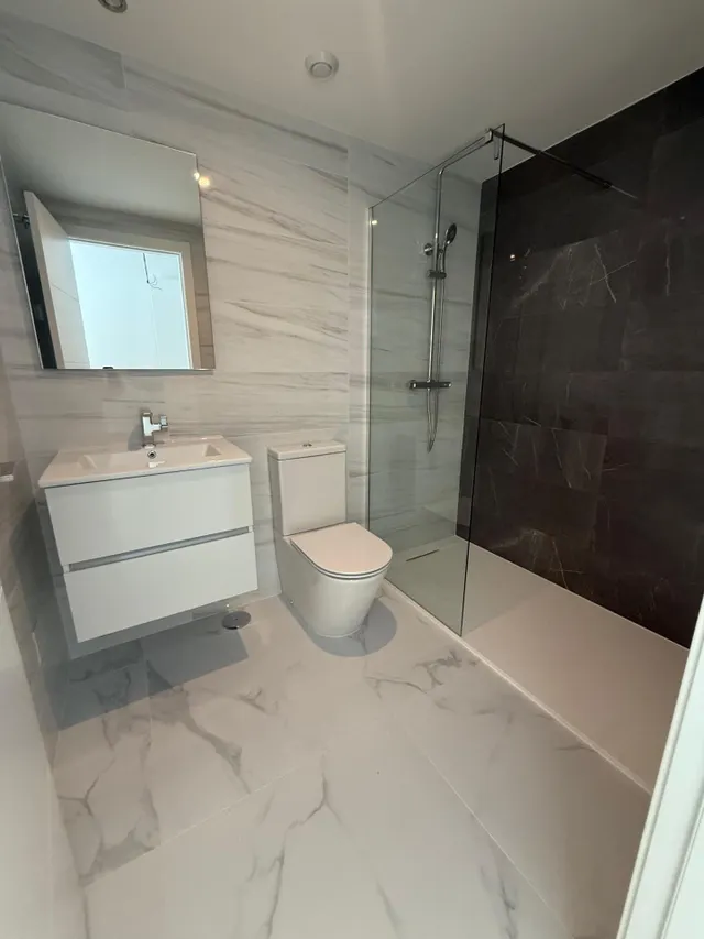 Apartamento de lujo en primera línea de mar con 3 dormitorios, 2 terrazas y parking incluido — 26